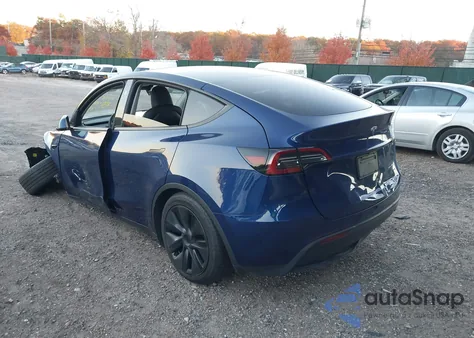 2024 Tesla Model Y Long Range Dual Motor All-Wheel Drive z USA, uszkodzony, nr VIN 7SAYGAEE4RF202351